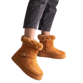 Botas de nieve con aislamiento marrón decoradas con piel.