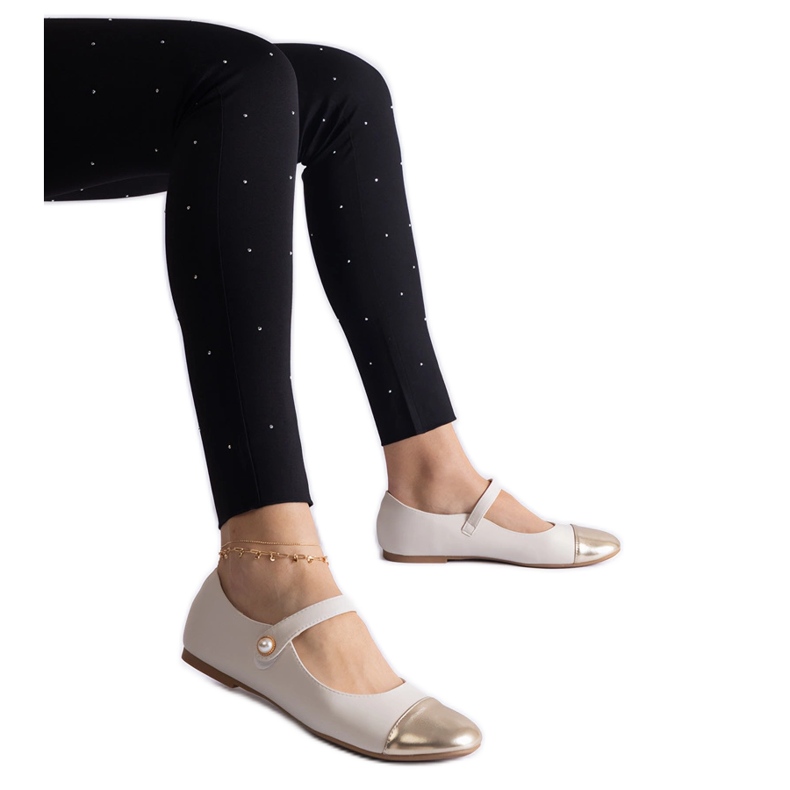 Bailarinas beige y dorada con puntera de charol y cierre con velcro