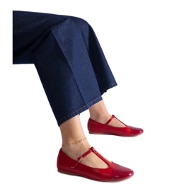 Bailarinas rojas con puntera de charol y cierre con hebilla. rojo