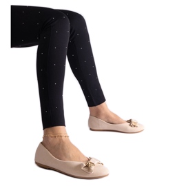 Bailarinas beige decoradas con lazo y broche.