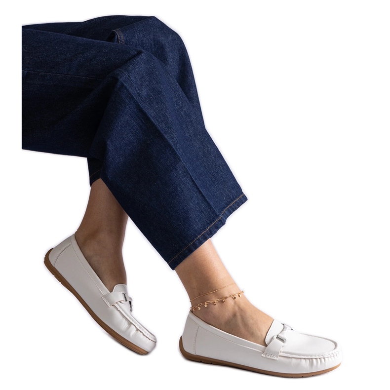 Mocasines clásicos blancos confeccionados en piel ecológica.