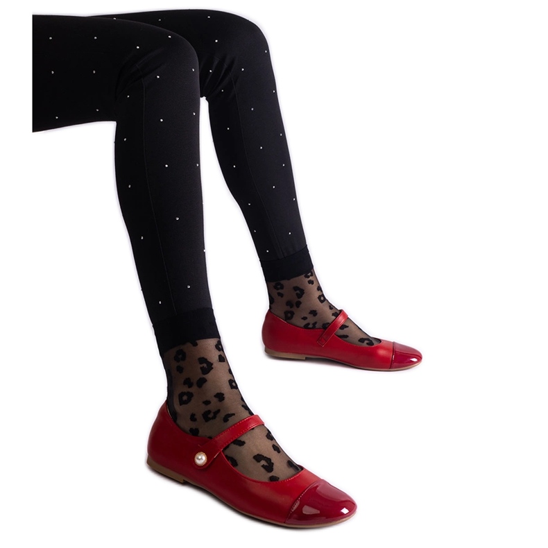 Bailarinas rojas con puntera de charol y cierre con velcro. rojo