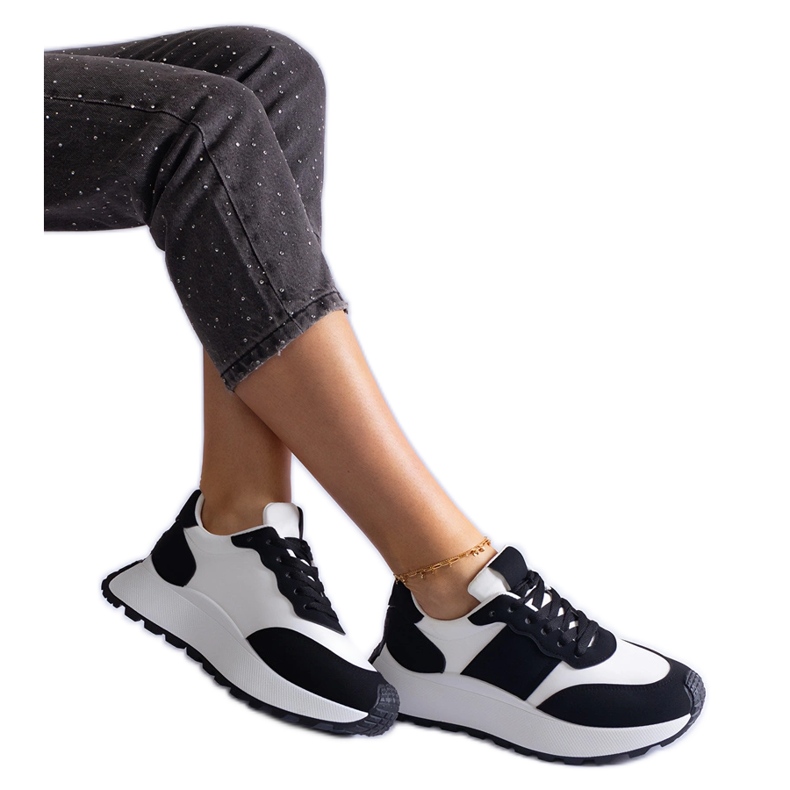 Zapatillas negras en la plataforma negro