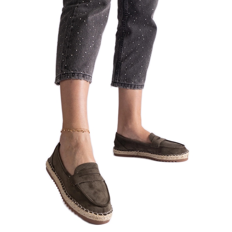 Apartrilles deslizantes verdes en la plataforma Apartrilles deslizantes verdes en la plataforma