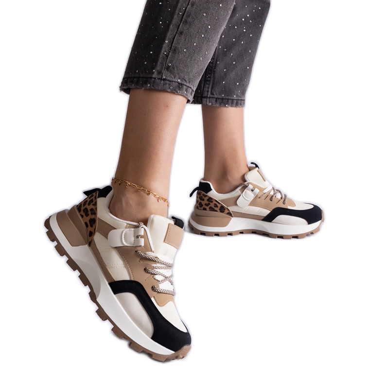 Zapatillas beige decoradas con un motivo animal