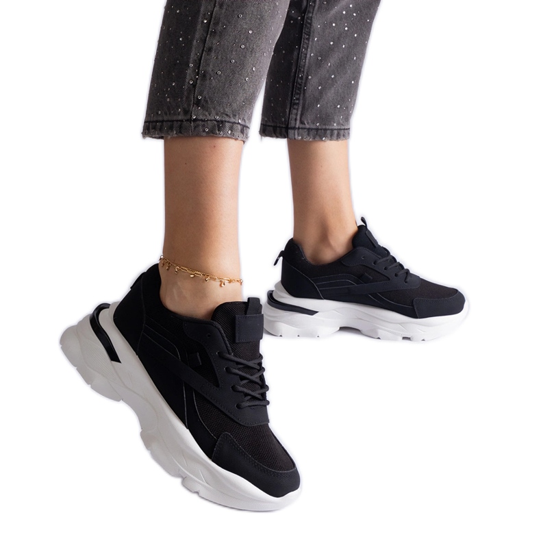 Zapatillas negras con suela gruesa. negro