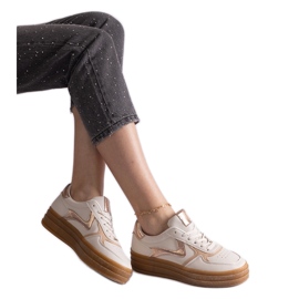 Zapatillas beige con suela de goma.