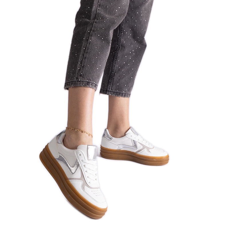 Zapatillas blancas y plateadas con suela de goma. blanco