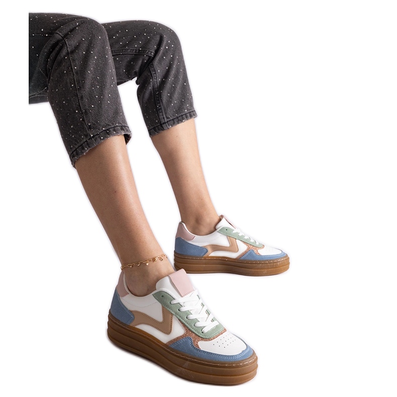 Zapatillas azules con suela de goma.