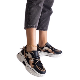 Zapatillas negras decoradas con un cordón de circonitas. negro