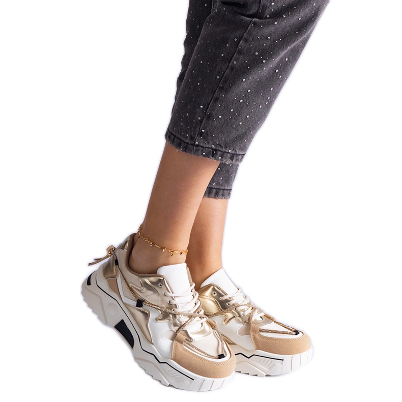 Zapatillas beige decoradas con un cordón de circonitas.
