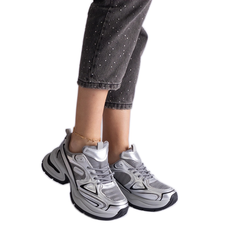 Zapatillas plateadas con suela maciza. plata