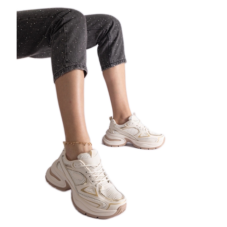 Zapatillas beige con suela maciza.
