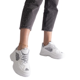 Zapatillas blancas de mujer con inserciones de purpurina. blanco