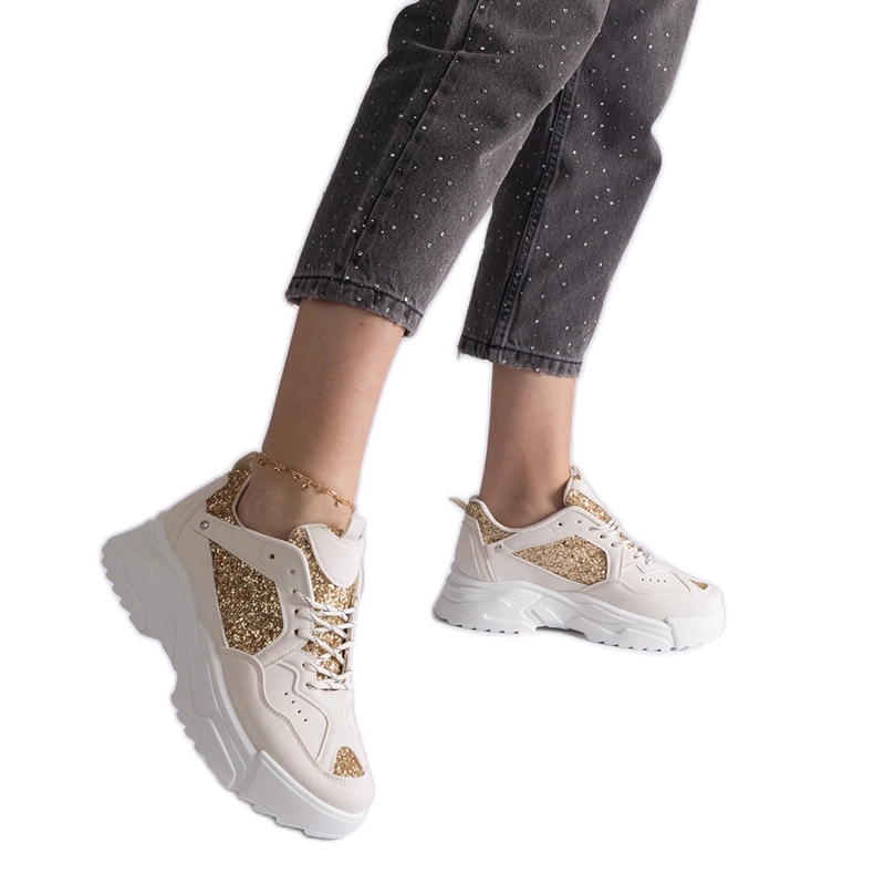 Zapatillas de mujer beige con inserciones de purpurina.