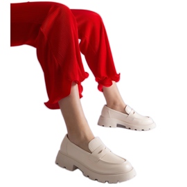 Mocasines de mujer beige confeccionados en piel ecológica.