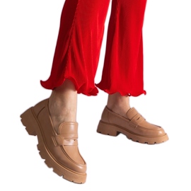 Mocasines de mujer beige oscuro confeccionados en piel ecológica. Mocasines de mujer beige oscuro confeccionados en piel ecológica.