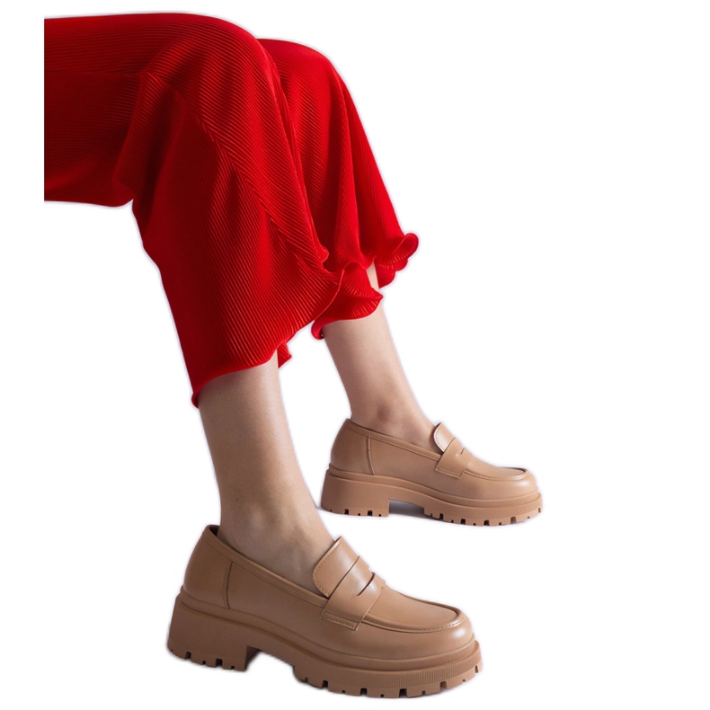 Mocasines beige oscuro confeccionados en piel ecológica.