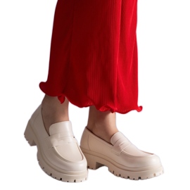 Mocasines de mujer beige confeccionados en piel ecológica.