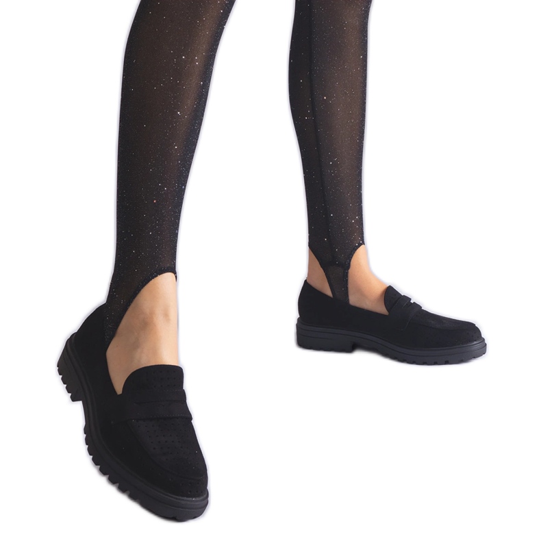 Mocasín calado negro confeccionado en ante ecológico. Mocasín calado negro confeccionado en ante ecológico.