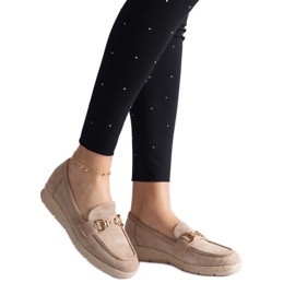 Mocasines de mujer beige con gamuza ecológica con una cadena