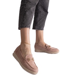 Mocasines de mujer rosa con gamuza ecológica con una cadena