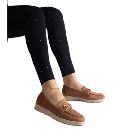 Mocasines para mujeres caramelo con gamuza ecológica con una cadena marrón Mocasines para mujeres caramelo con gamuza ecológica con una cadena marrón