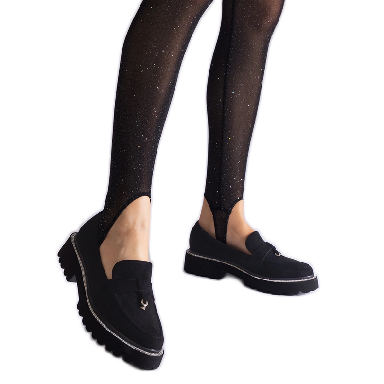 Mocasines negros de piel de gamuza con un adorno
