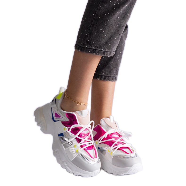 Zapatillas deportivas blancas y rosas. blanco