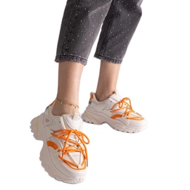 Zapatillas deportivas de mujer beige.