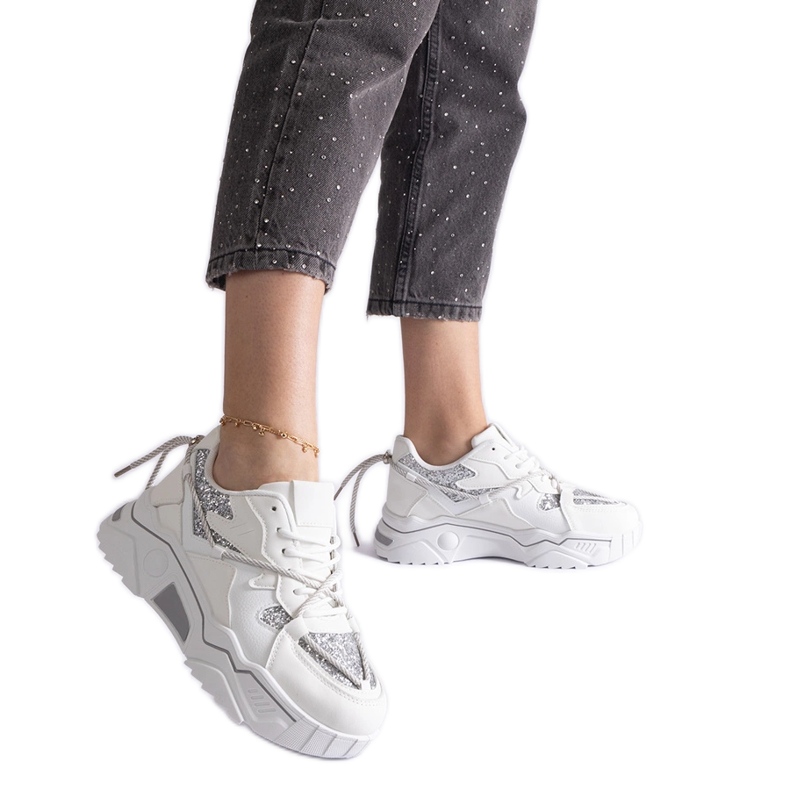 Zapatillas blancas de mujer con purpurina. blanco