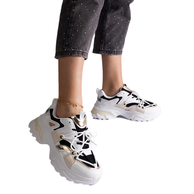 Zapatillas deportivas blancas y negras. blanco