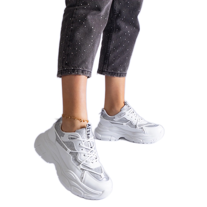 Zapatillas blancas con inserciones de purpurina. blanco