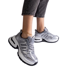 Zapatillas deportivas de mujer plateadas. plata