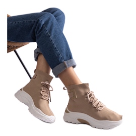 Zapatillas beige con parte superior elástica en el tobillo.