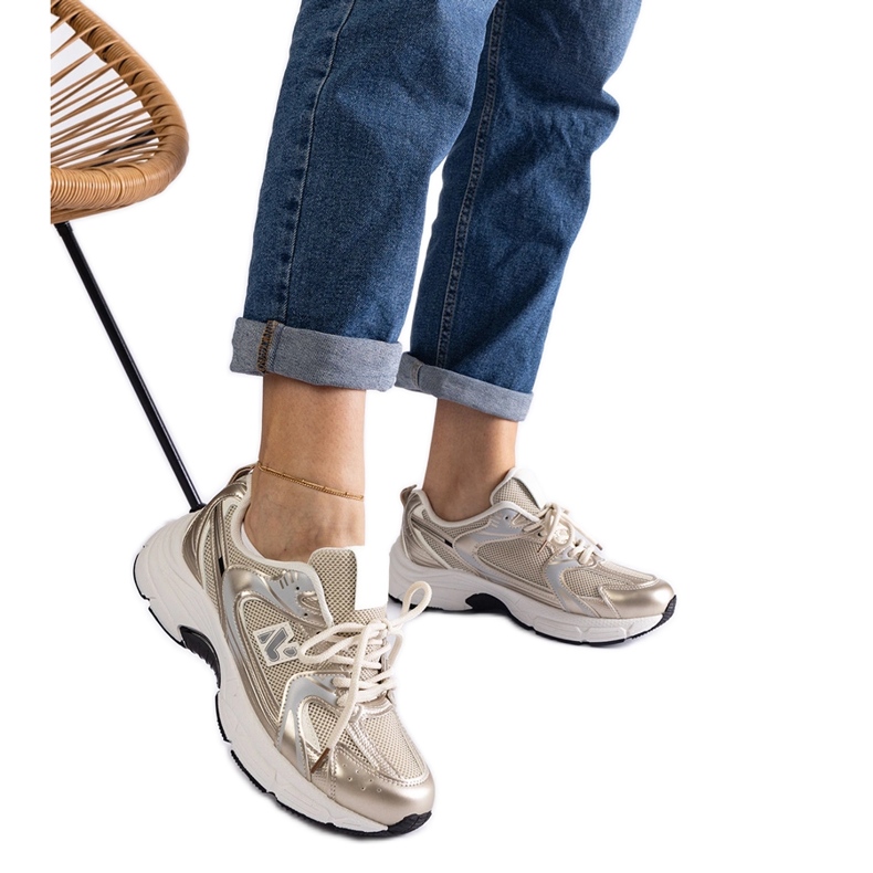 Zapatillas deportivas clásicas doradas. dorado