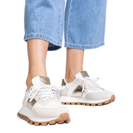 Zapatillas beige con protector visible.