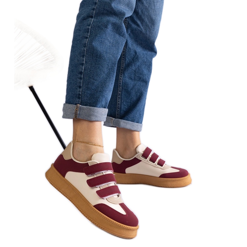 Zapatillas burdeos con cierre de velcro. rojo