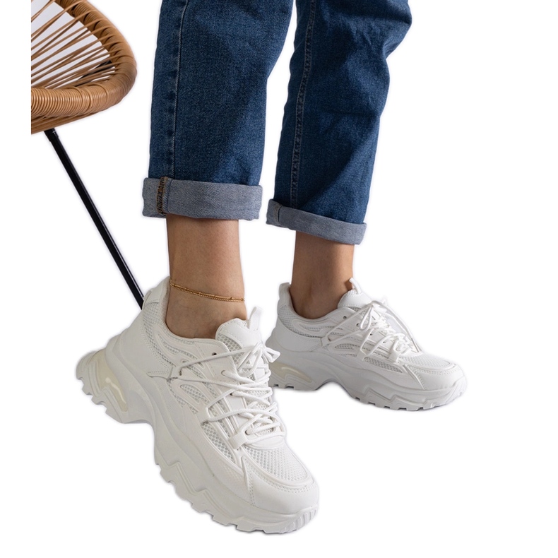 Zapatillas deportivas blancas con suela maciza. blanco Zapatillas deportivas blancas con suela maciza. blanco