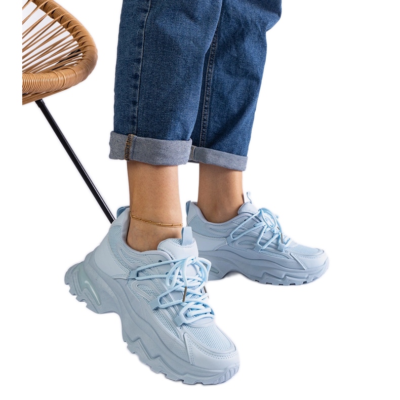 Zapatillas deportivas azules con suela maciza.