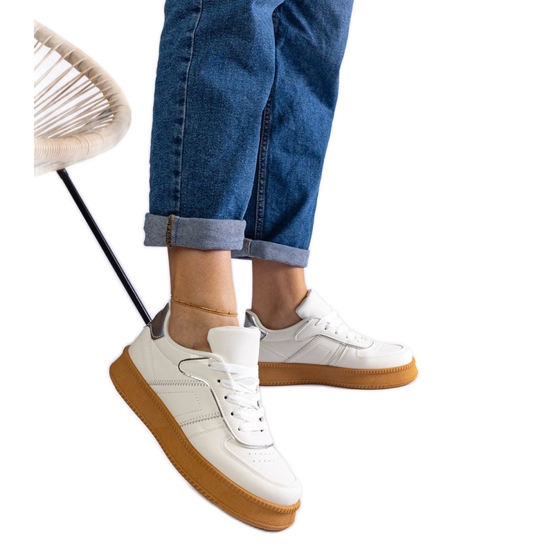 Zapatillas blancas con cordones y plataforma. blanco Zapatillas blancas con cordones y plataforma. blanco