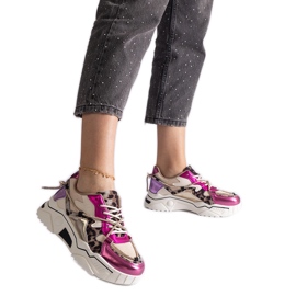 Zapatillas rosas decoradas con un cordón de circonitas. rosado