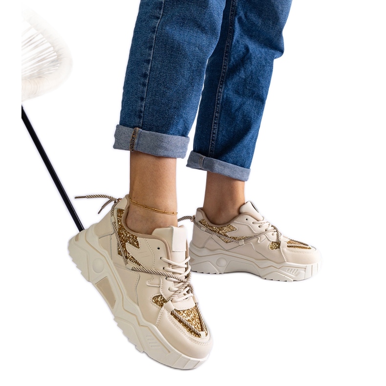 Zapatillas de mujer beige con purpurina.