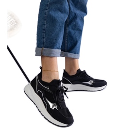 Zapatillas deportivas de mujer negras. negro