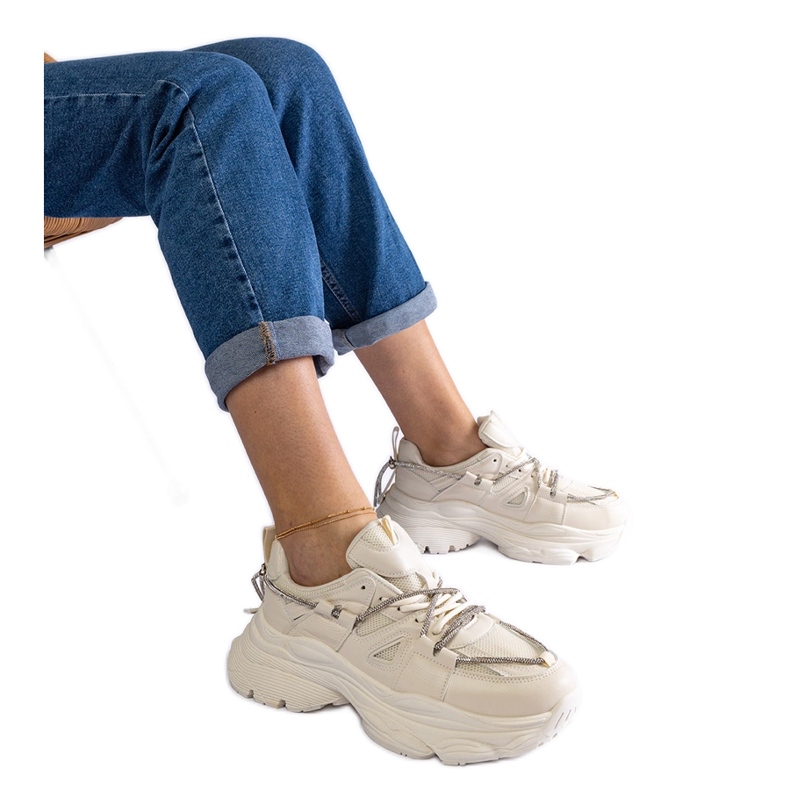 Zapatillas deportivas de mujer beige.