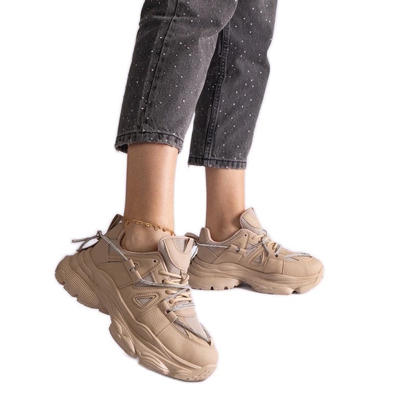 Zapatillas deportivas de mujer beige oscuro.