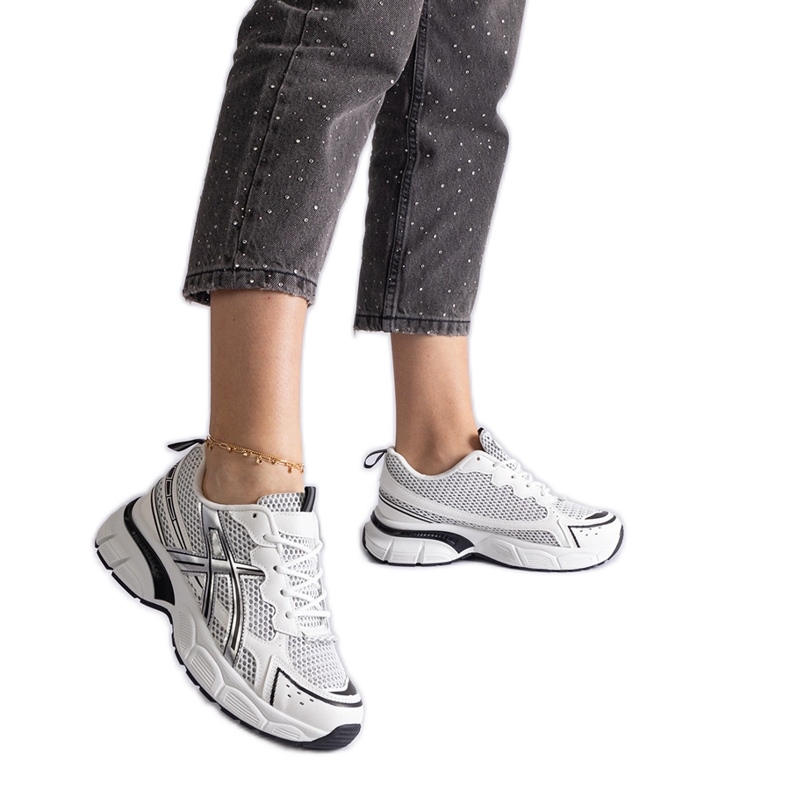 Zapatillas deportivas de mujer negras. blanco Zapatillas deportivas de mujer negras. blanco