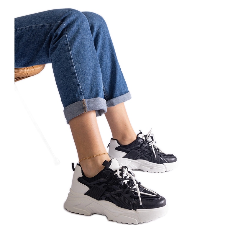 Zapatillas deportivas de mujer negras. negro