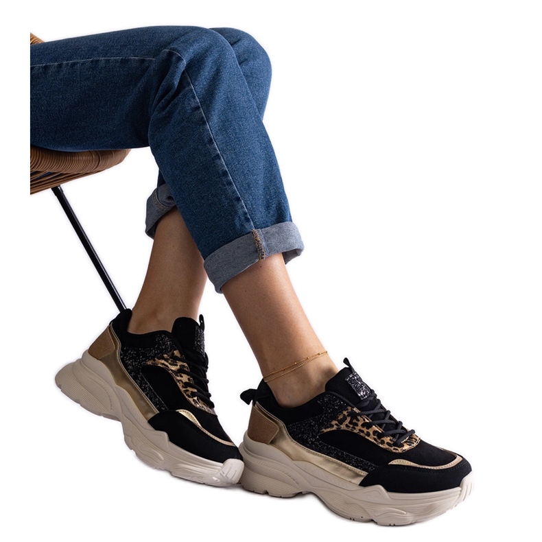 Zapatillas negras con inserciones de purpurina. negro