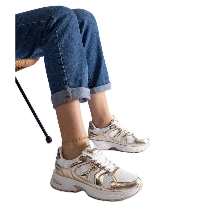 Zapatillas deportivas blancas y doradas. dorado